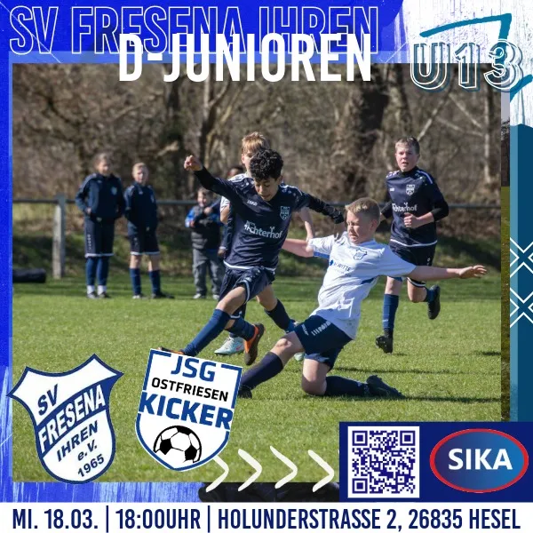 Das Bild zeigt die D-Junioren des SV Fresena Ihren nach einem erfolgreichen Spiel. Fünf junge Spieler stehen auf einem Fußballplatz in Trainingskleidung und grünen Leibchen. Im Hintergrund ist der Rasenplatz mit Bäumen und Vereinsbannern zu sehen.